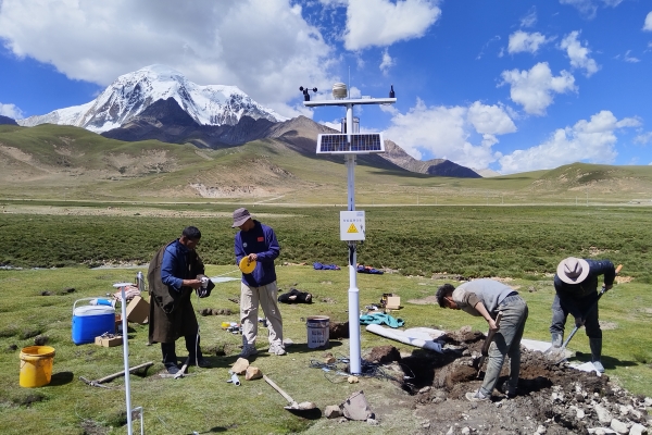 草原生態(tài)監(jiān)測氣象站圖片2